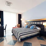 호텔 Kalura 4*